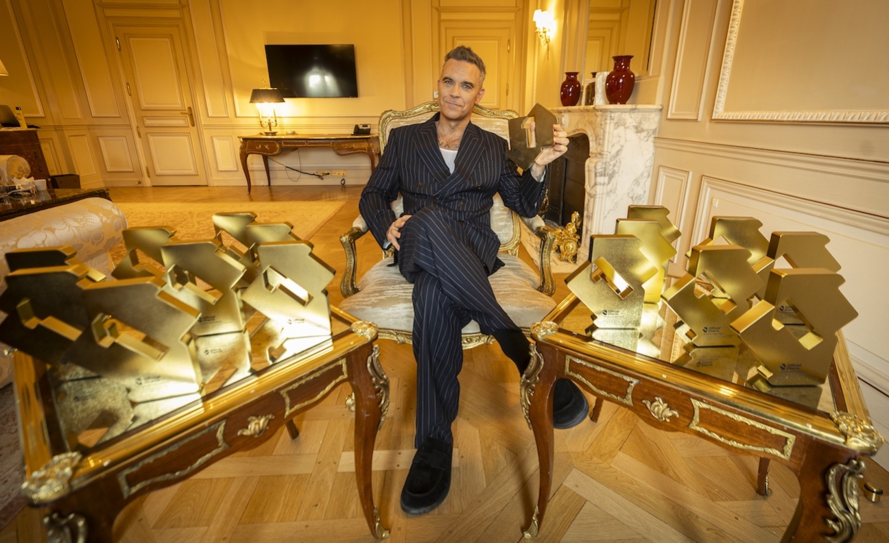 Robbie Williams surpasses The Beatles to make chart history with 16 No.1 albums